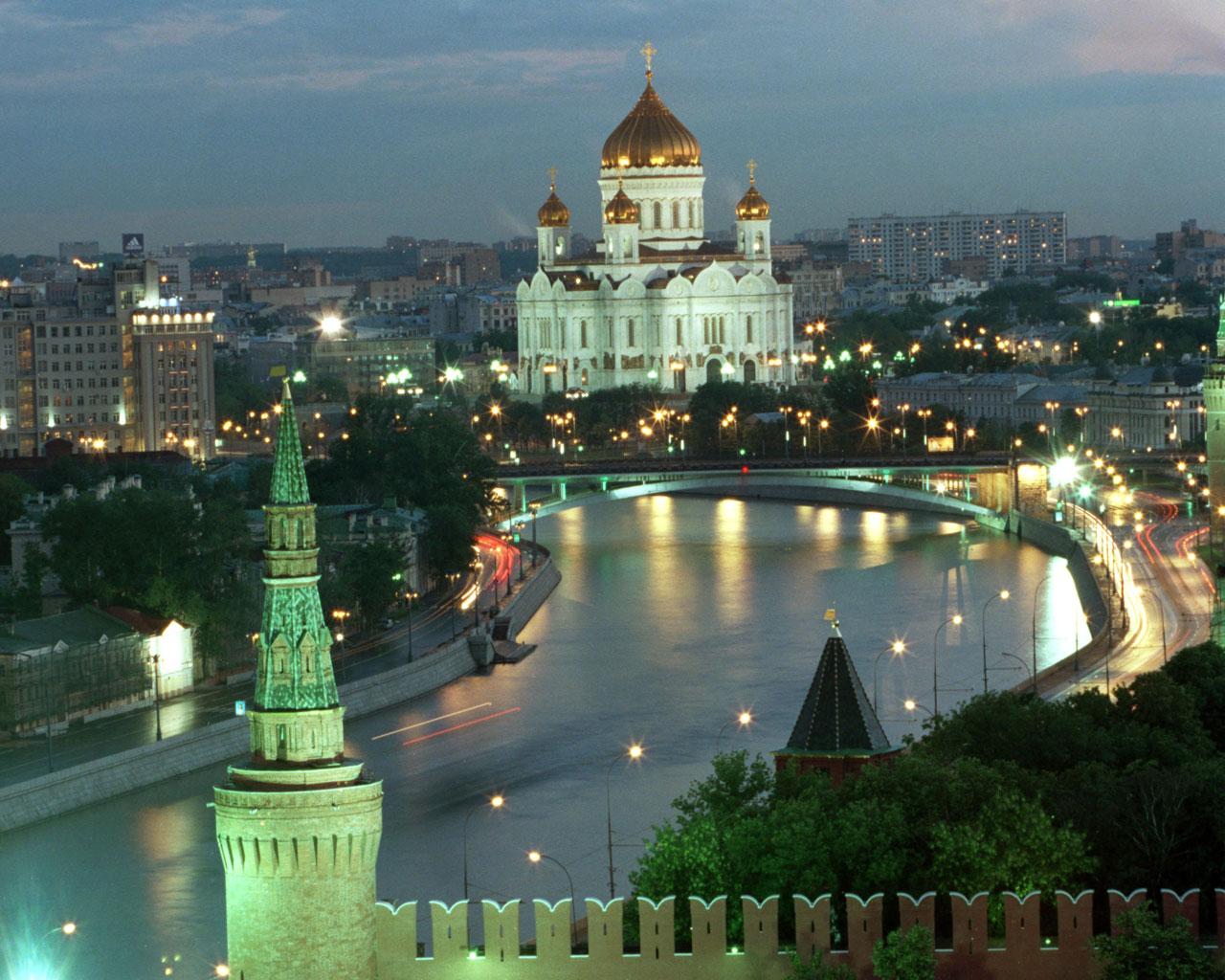 Moscow - Looking over Muskova River to the Cathedral of Christ the Saviour Wallpaper #2 1280 x 1024 