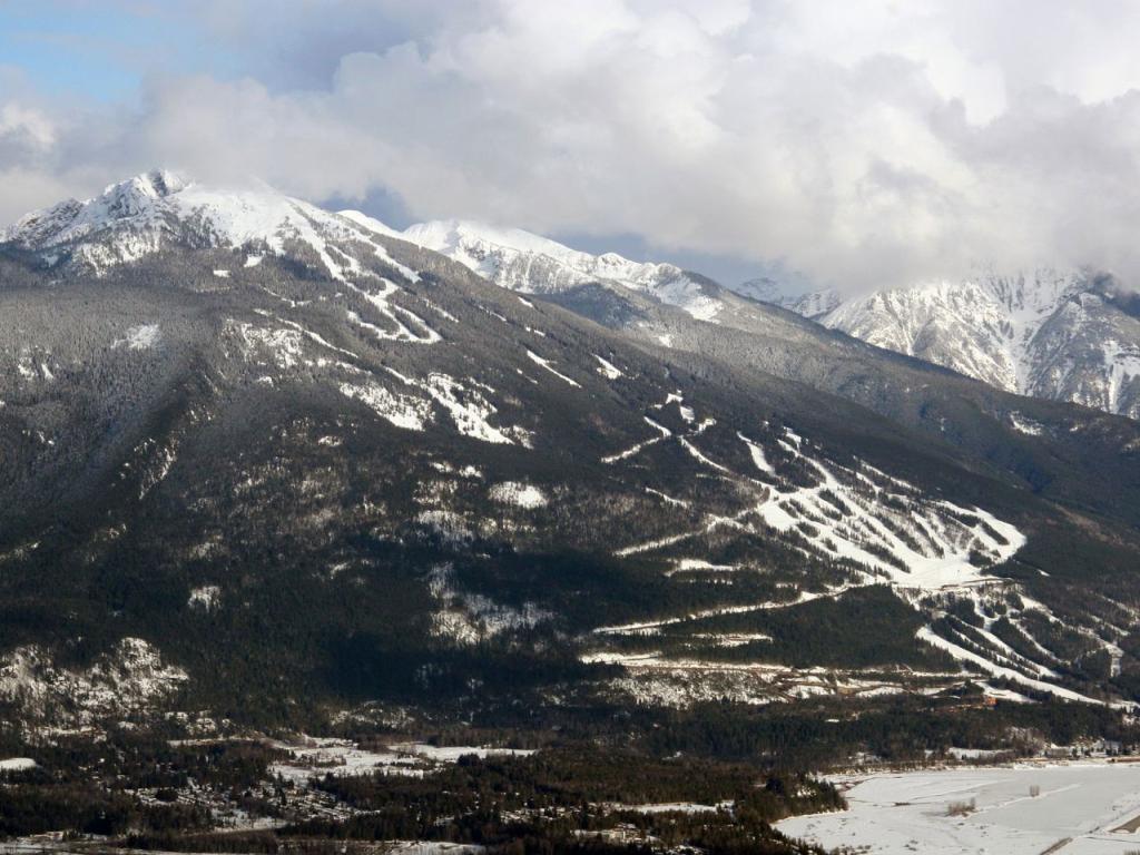 Revelstoke, B.C. - Overall View of Ski Area Wallpaper #1 1024 x 768 
